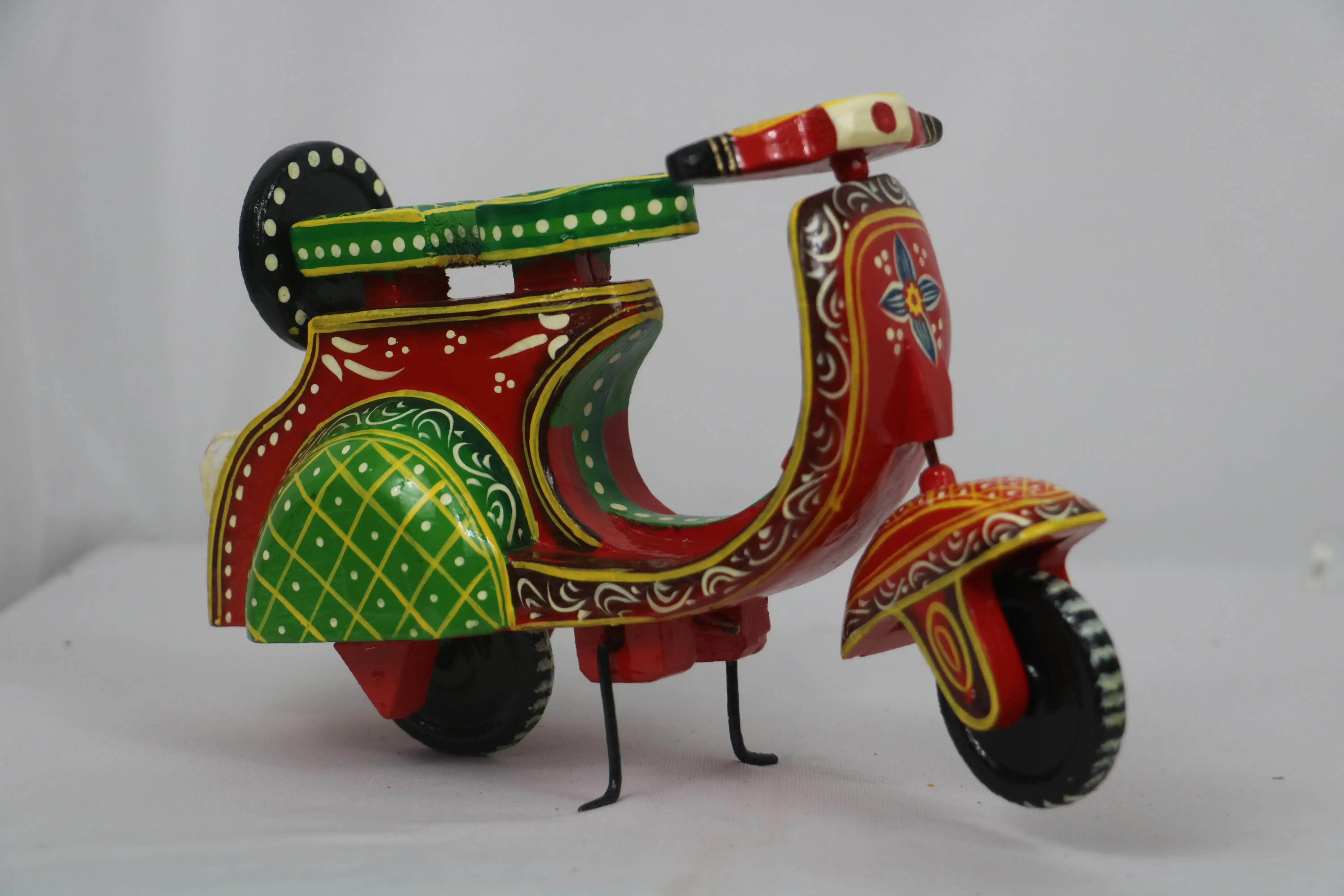 Hand-Painted Scooter Bike Showpiece – GI Tagged Craft from Varanasi - Image 4
